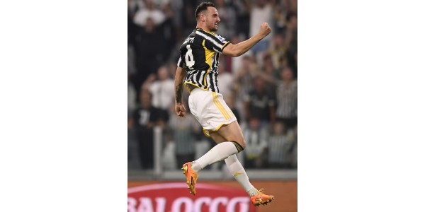 Den sorte og hvide trøje skinner på det grønne felt, Juventus-forsvarerens dobbelte trussel